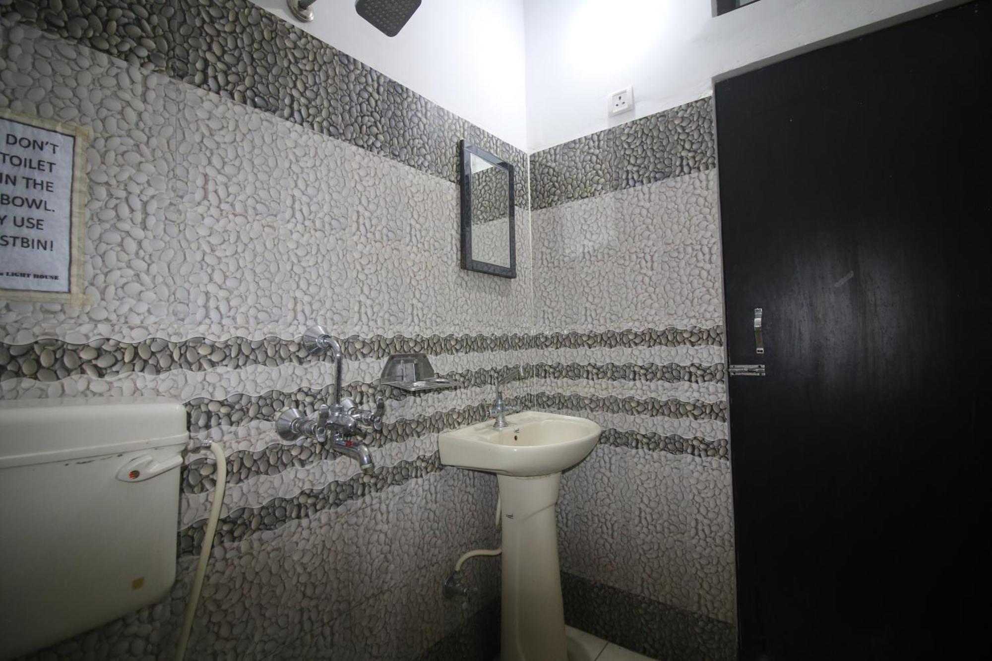 Sattva Cafe And Motel Rishikesh Bagian luar foto